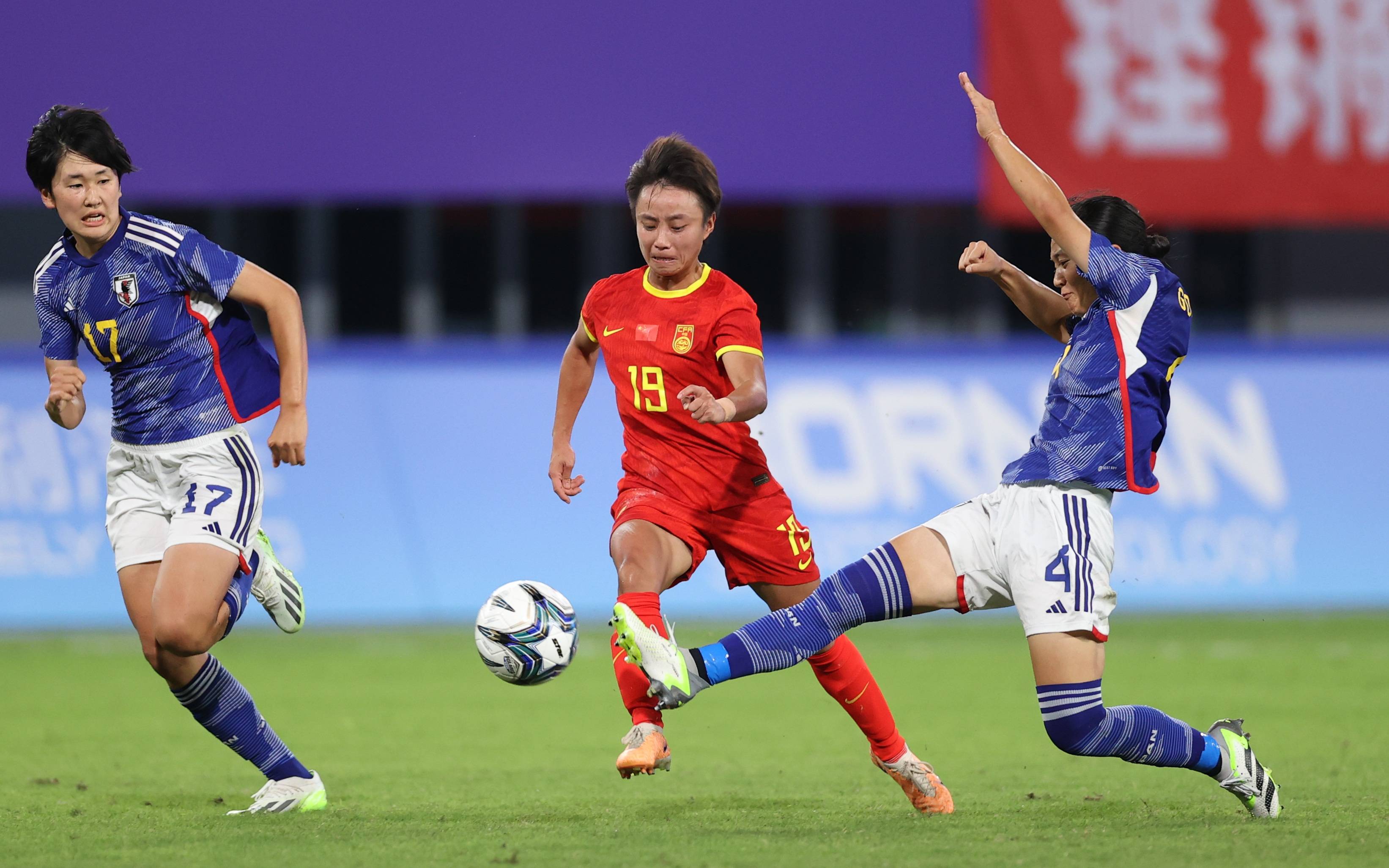 中国足球女队在国际大赛中表现出色