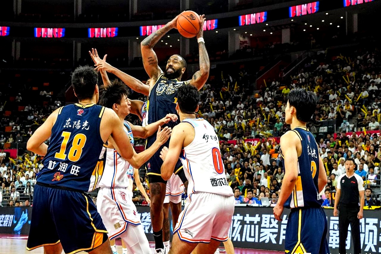 杜塞尔多夫球员集体爆发，连胜开局