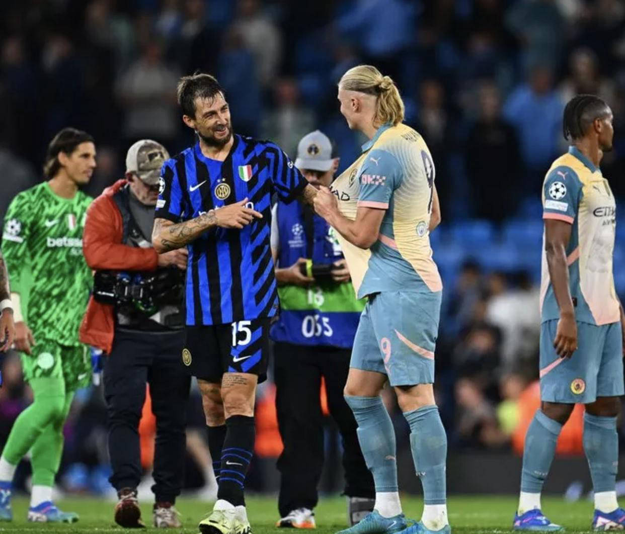 意大利队凭借团队合作稳居前列的简单介绍