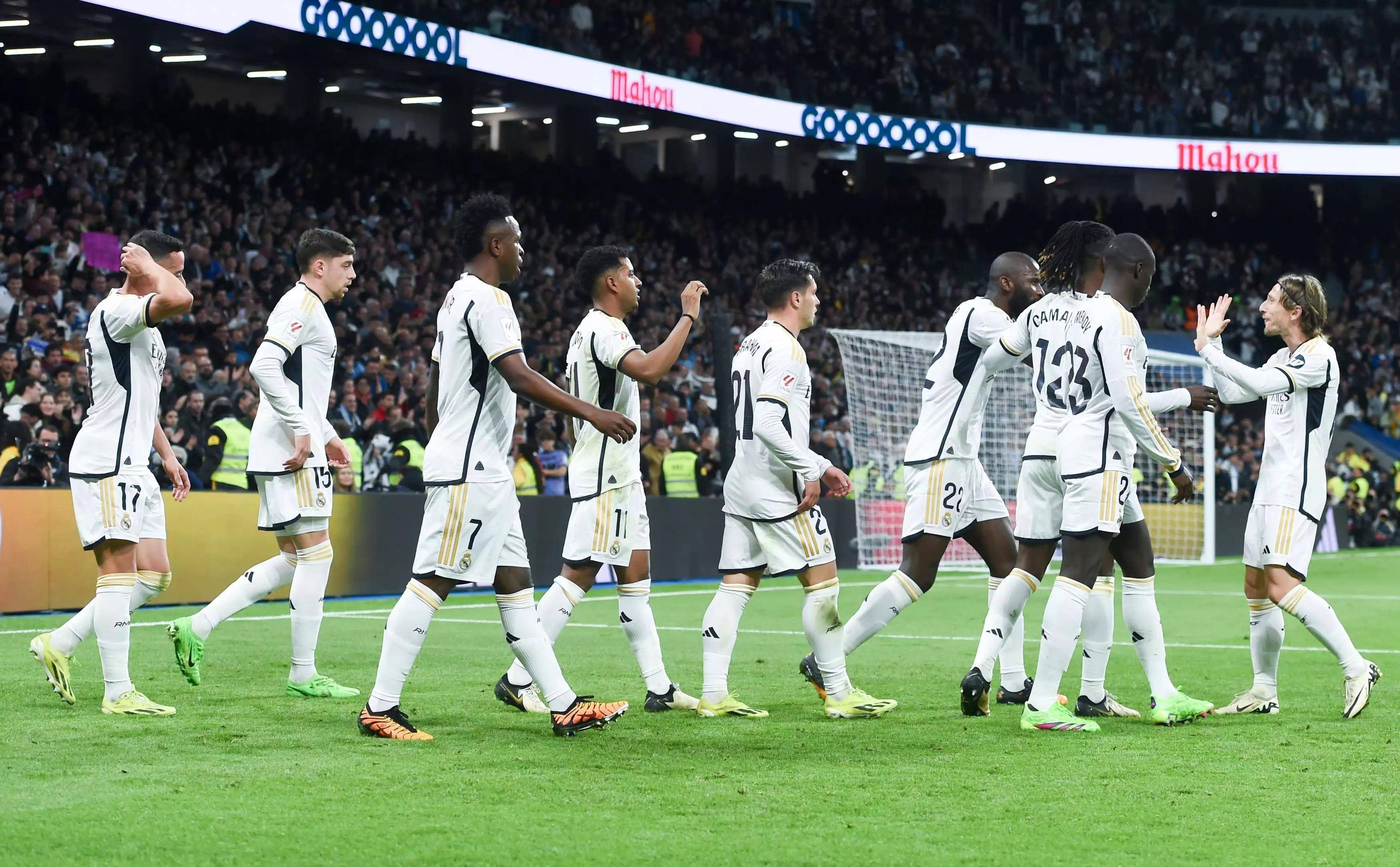 一支实力雄厚的球队即将在主场出战