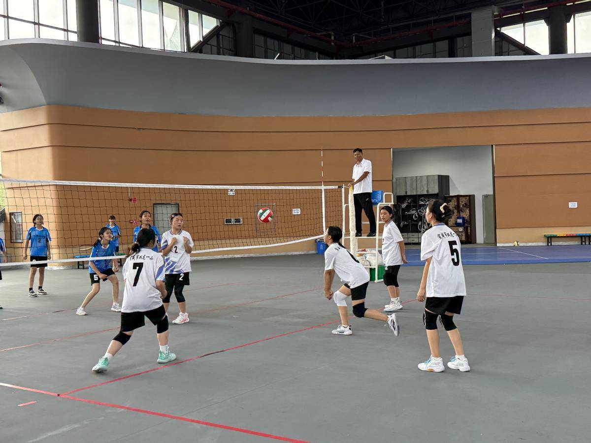 荣耀时刻！比赛中球员们勇夺胜利呼风唤雨的简单介绍