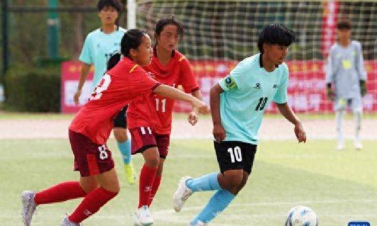 星空体育地址-足球场上的女队争取荣誉，赢得观众掌声