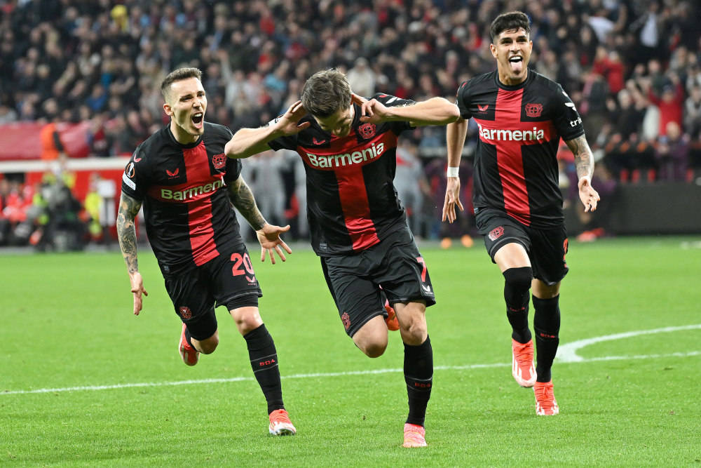 不来梅球队在场上展现出色的团队合作，取得胜利的简单介绍