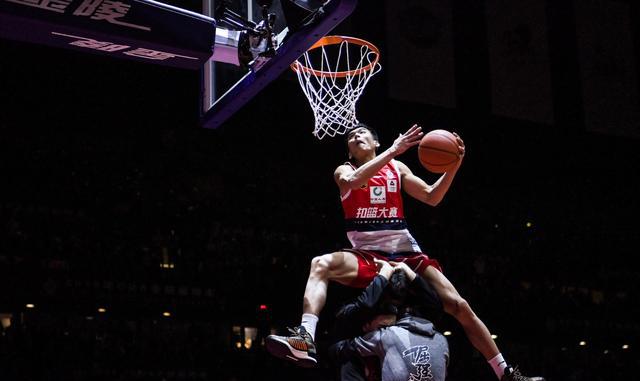 技惊四座，球员飞身扣篮让观众惊呼连连！的简单介绍