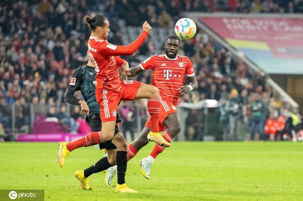 拜仁慕尼黑击败对手，稳居德甲榜首