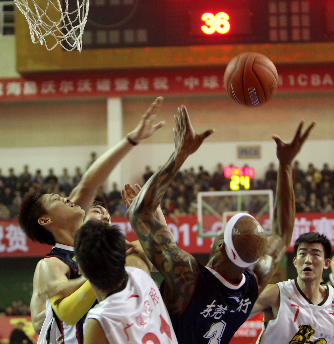 比赛中球队战术灵活变化，取得胜利