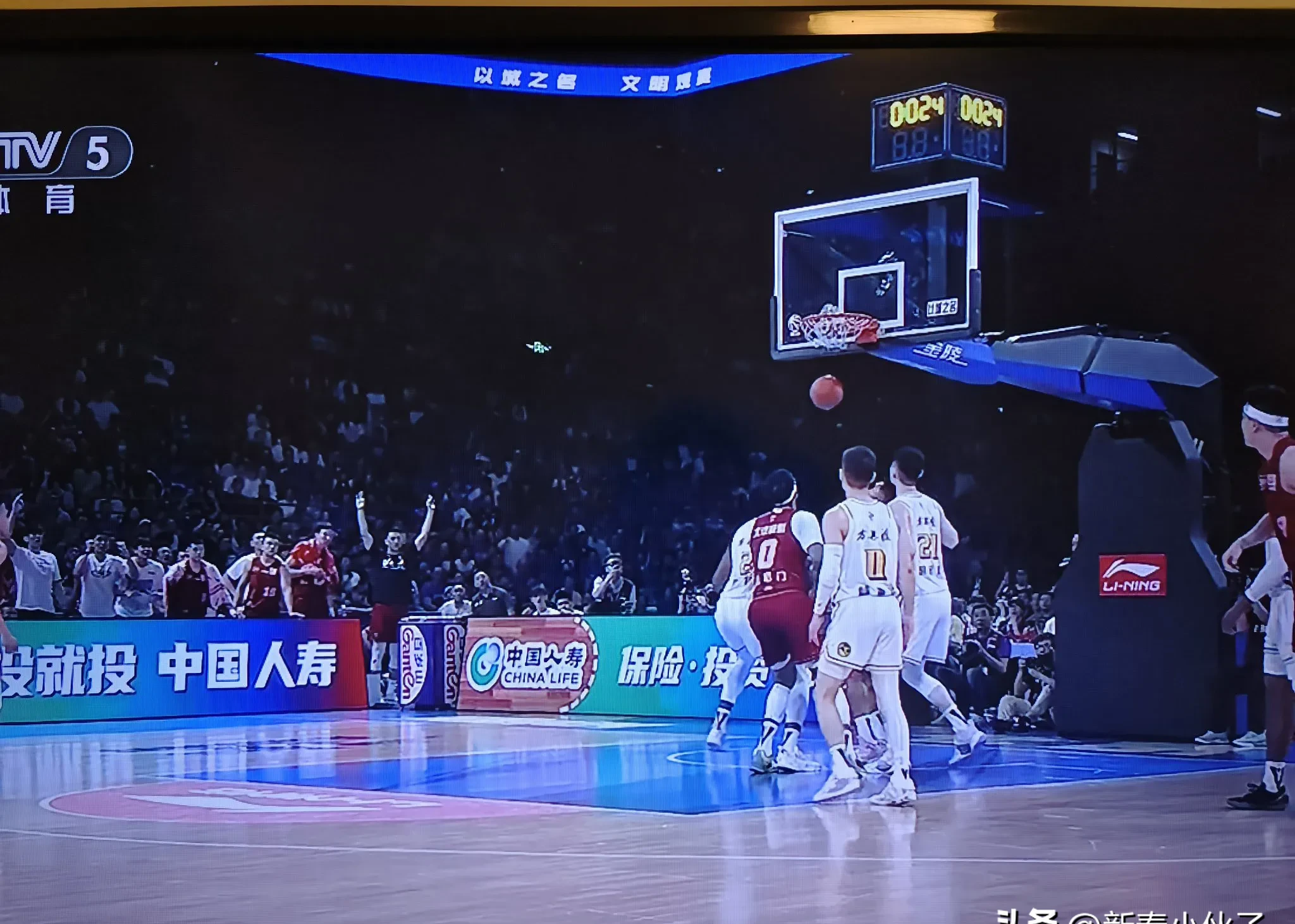 篮球名将突破记录，刷新球场里程碑的简单介绍