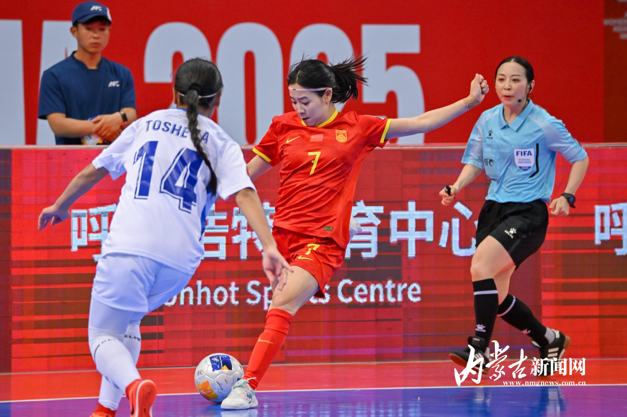 星空体育新闻-国内女子足球赛开局战绩不俗，队伍实力突出