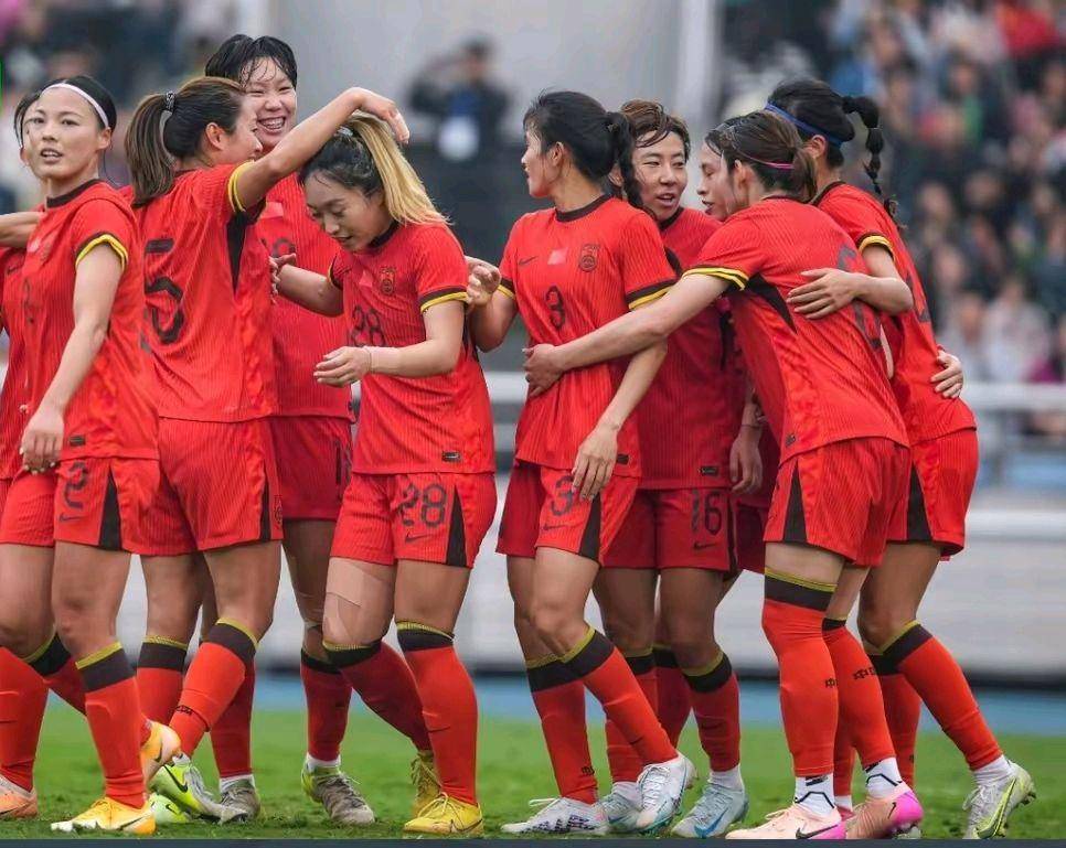 国内女子足球赛开局战绩不俗，队伍实力突出