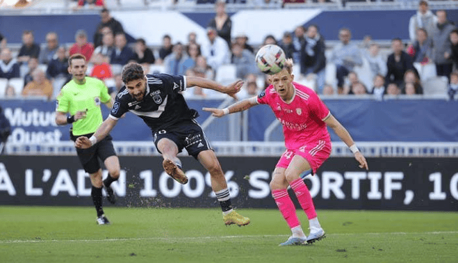 星空体育竞技-亚眠球迷赞叹队内默契，联赛连续不败的简单介绍