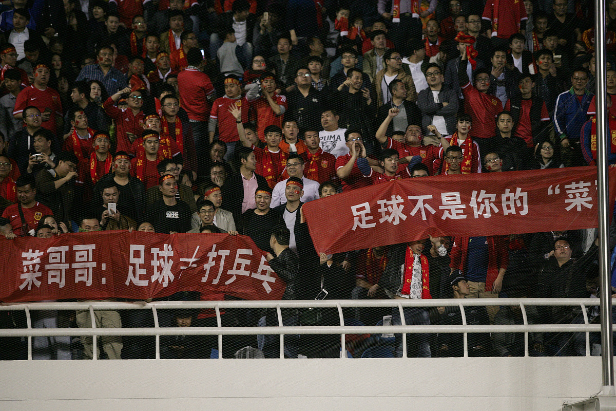 赢得荣耀：中国足球队在比赛中收获胜利的简单介绍