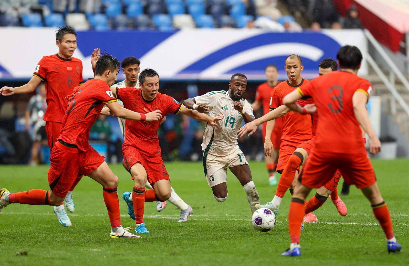 阿拉维斯主教练调整战术,取得意想不到的胜利 阿拉维斯主教练调整战术,取得意想不到的胜利