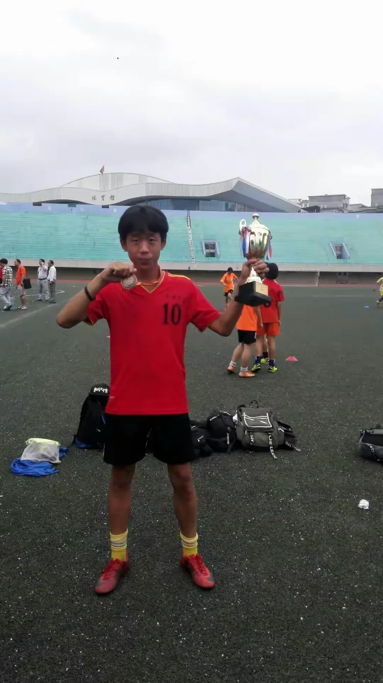 星空体育亚洲官网-足球学院紧握榜首位，新帅执教雄心勃勃迎胜利曙光