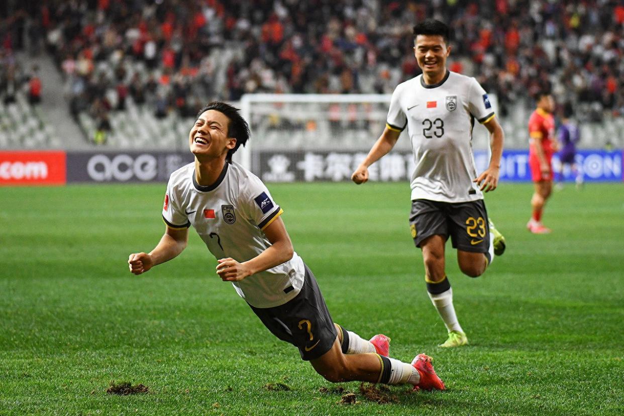 足球明星球员争夺个人荣誉，中国选手表现抢眼