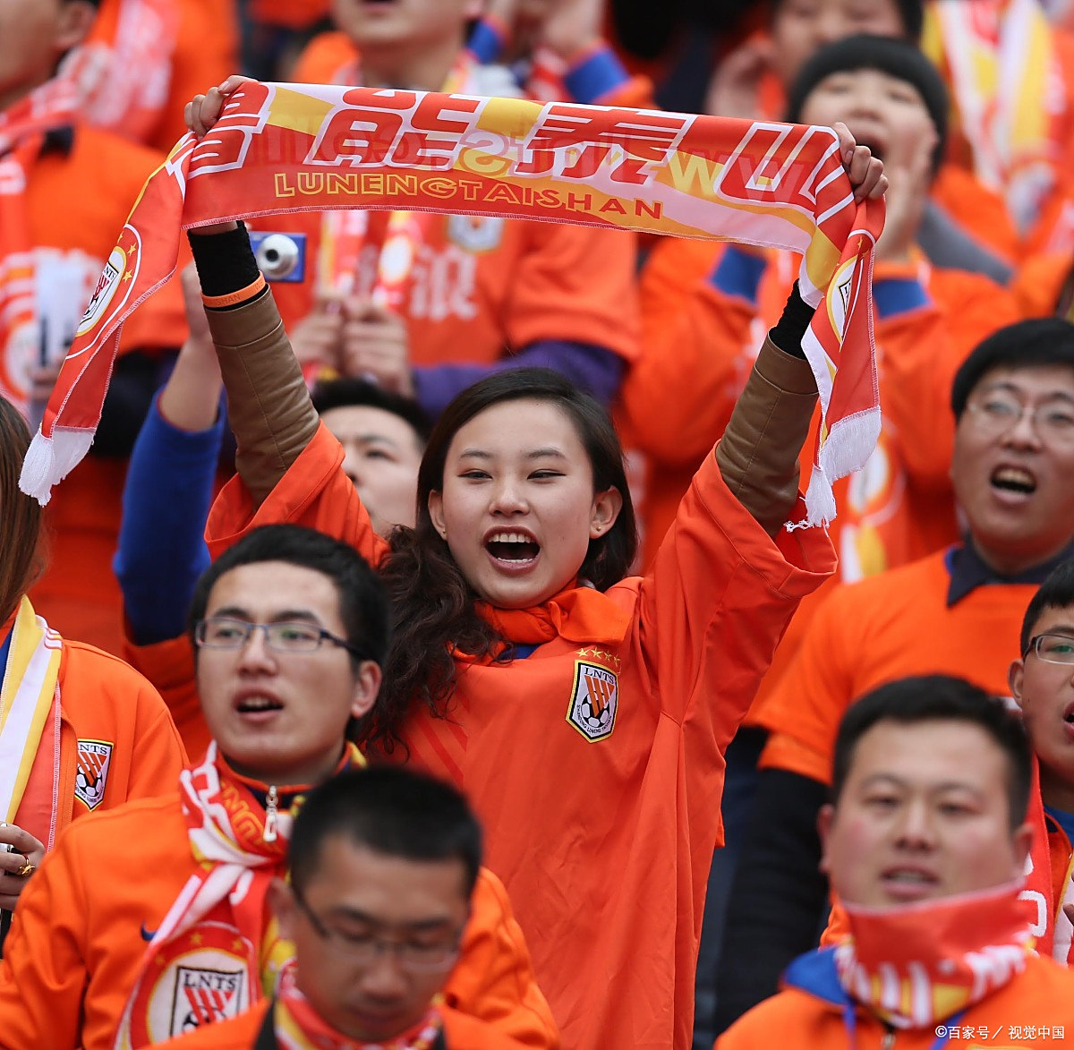 球迷为心爱的篮球队呐喊助威 球迷为心爱的篮球队呐喊助威