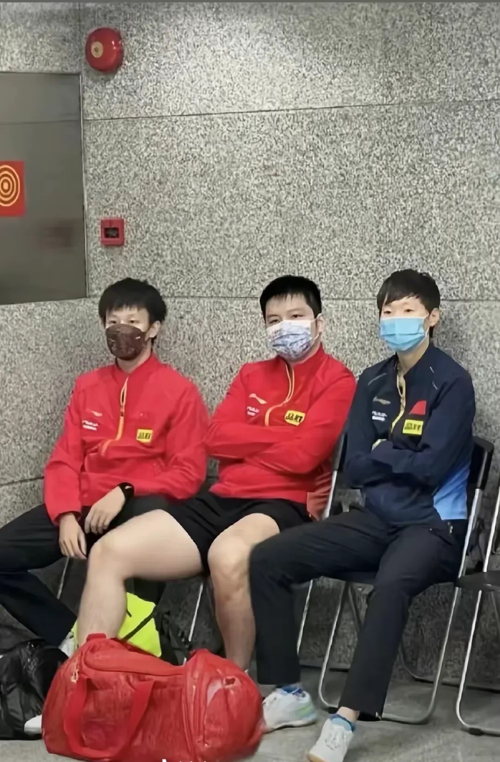 星空体育地址-赛场上球员们展现出拼搏精神