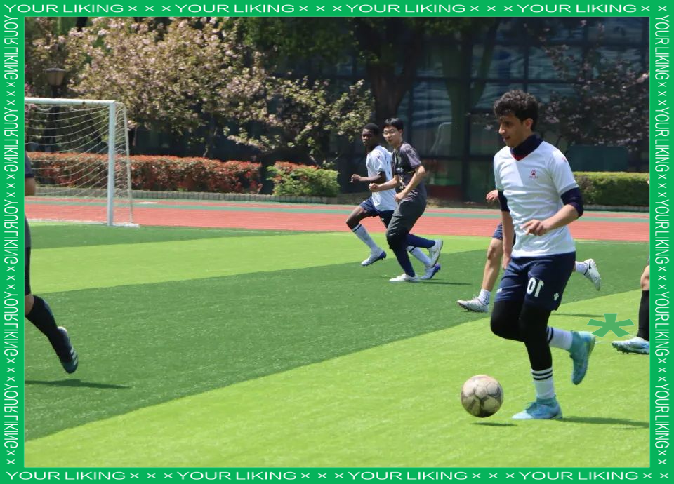 赛场上球员们展现出拼搏精神